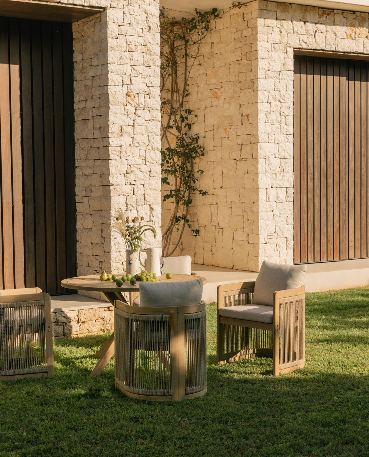 Conjunto de Mesa Redonda de Madeira de Acácia e 4 Cadeiras de Jardim Mirla, imagem de galeria 2