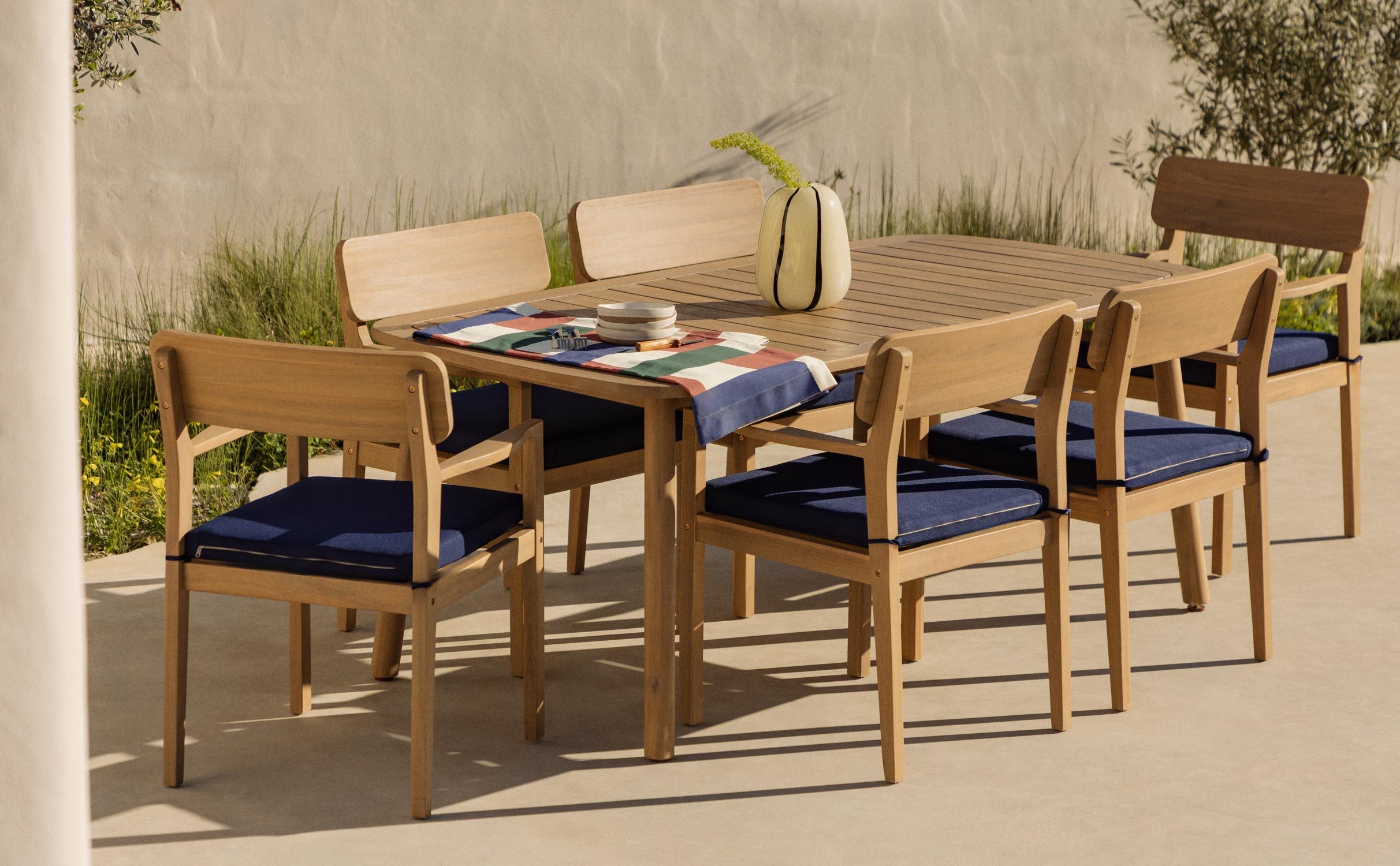 Conjunto de Mesa Retangular (180x100 cm) e 6 Cadeiras de Jardim em Madeira de Acácia com Braços da Marla, imagem de galeria 1