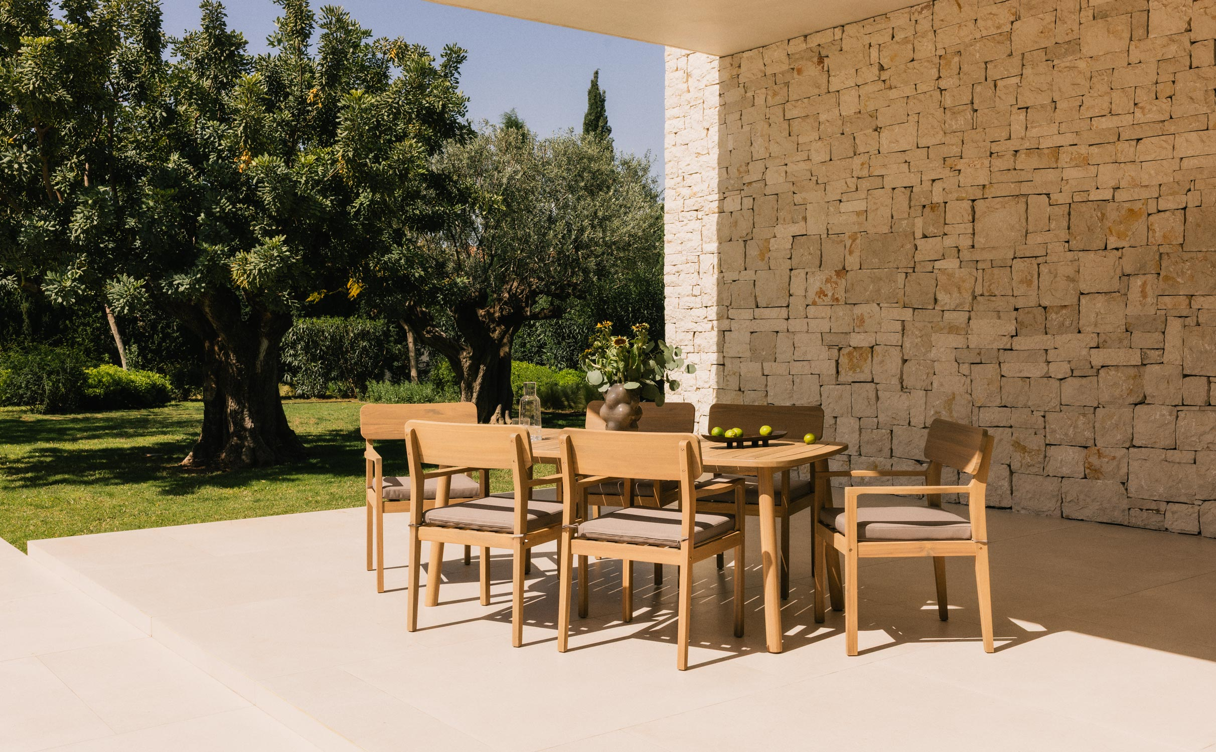 Conjunto de Mesa Retangular (180x100 cm) e 6 Cadeiras de Jardim em Madeira de Acácia com Braços da Marla, imagem de galeria 1