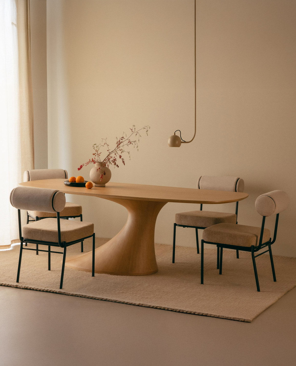 Conjunto de Mesa de Jantar Retangular de Madeira Flawas e 4 Cadeiras de Tecido Elin, imagem de galeria 2