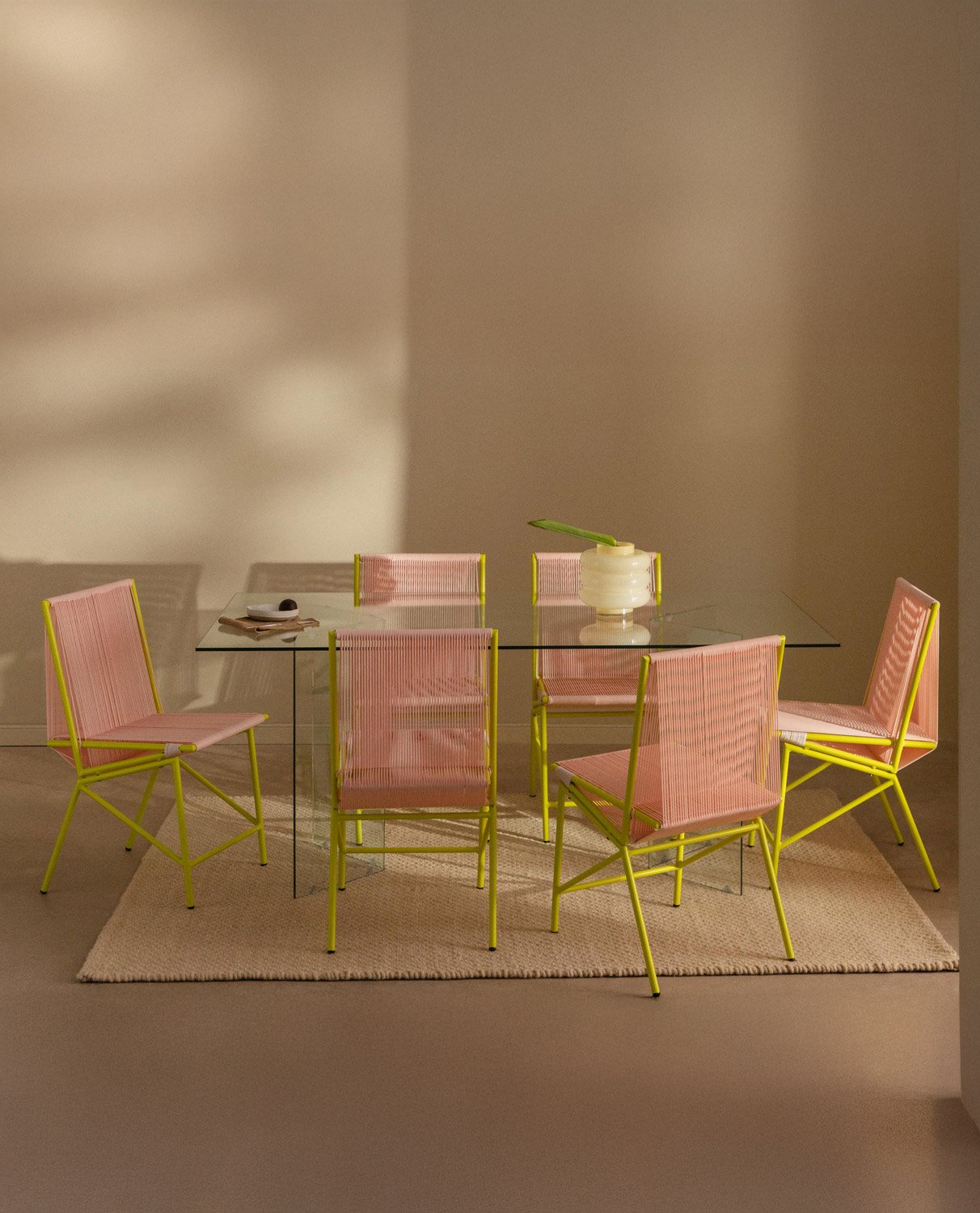 Conjunto de Mesa de Jantar Retangular de Vidro Kamil e 6 Cadeiras de Vime e Metal Amur, imagem de galeria 2