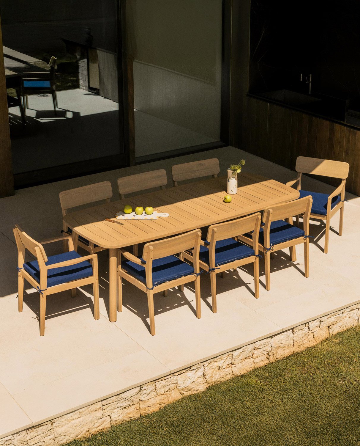 Mesa de Jardim Retangular de Madeira de Acácia (240x100 cm) e 8 Cadeiras com Braços de Exterior Marla, imagem de galeria 2