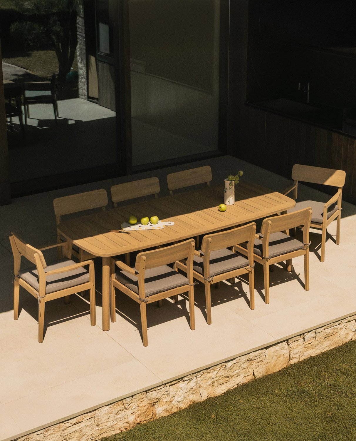 Mesa de Jardim Retangular de Madeira de Acácia (240x100 cm) e 8 Cadeiras com Braços de Exterior Marla, imagem de galeria 2