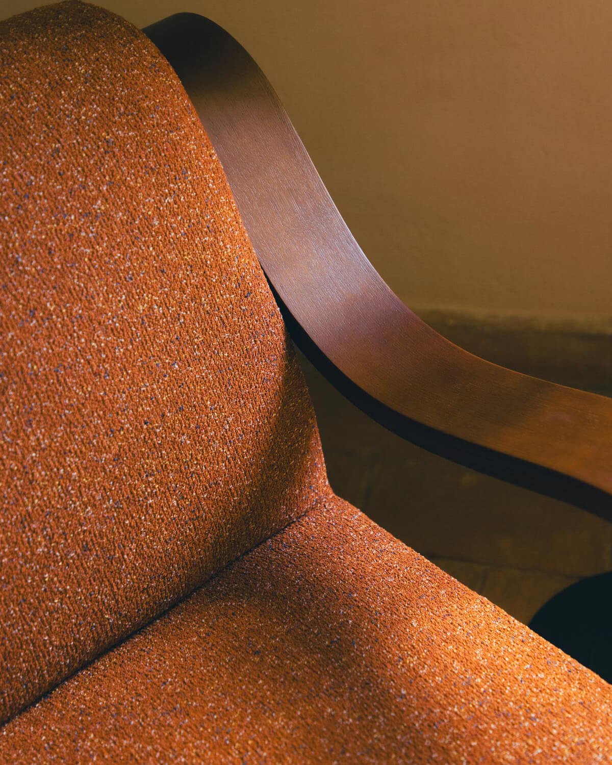 Poltrona de Madeira e Tecido Curved, imagem de galeria 3