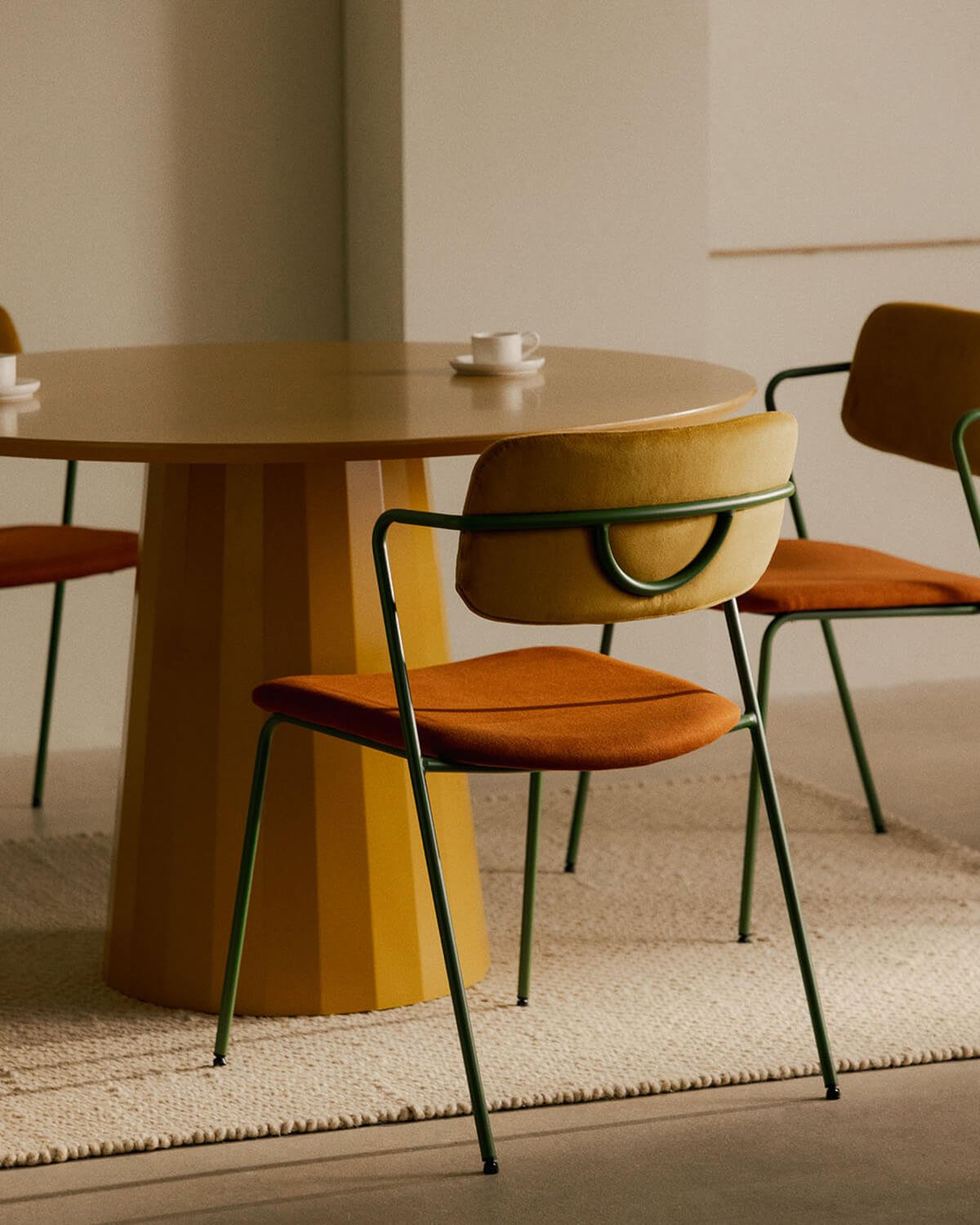 Conjunto de Mesa de Jantar Redonda (Ø120 cm) Irem e 4 Cadeiras de Tecido Irun, imagem de galeria 3