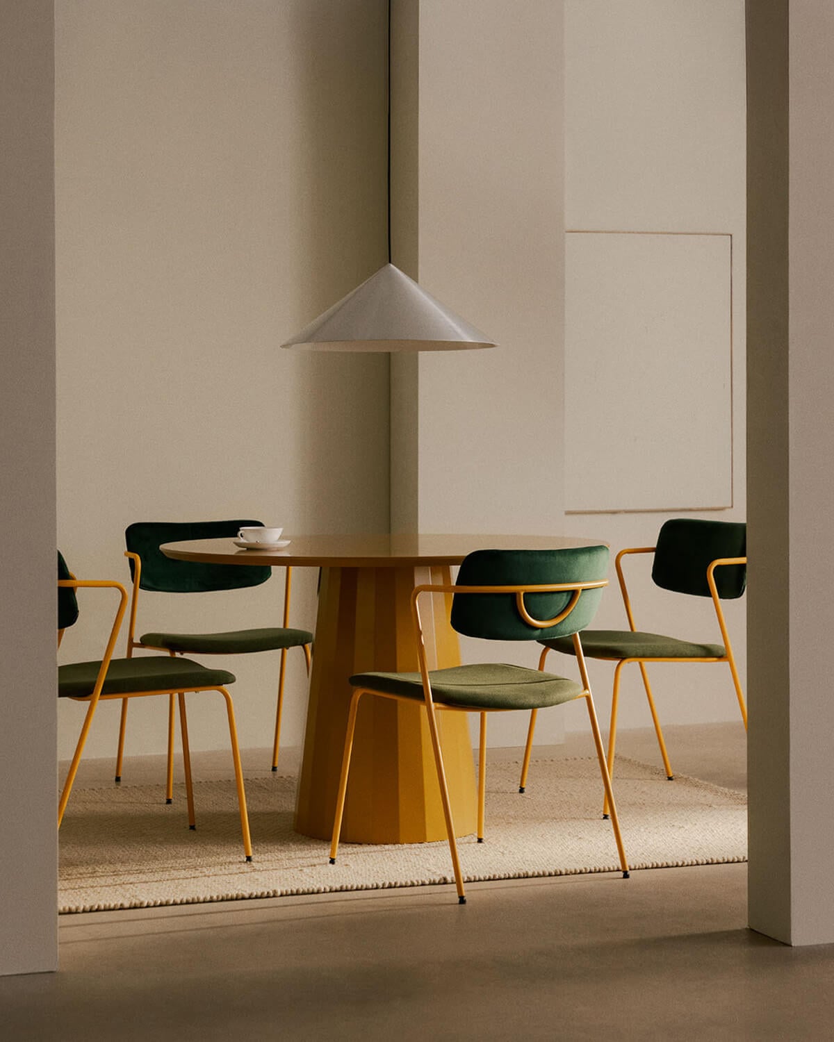 Conjunto de Mesa de Jantar Redonda (Ø120 cm) Irem e 4 Cadeiras de Tecido Irun, imagem de galeria 2