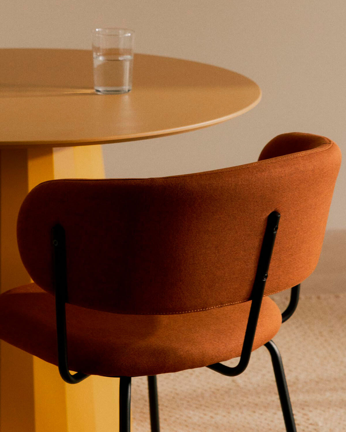 Conjunto de Mesa de Jantar em Madeira (Ø100 cm) Irem e 2 Cadeiras em Tecido Bonse, imagem de galeria 3