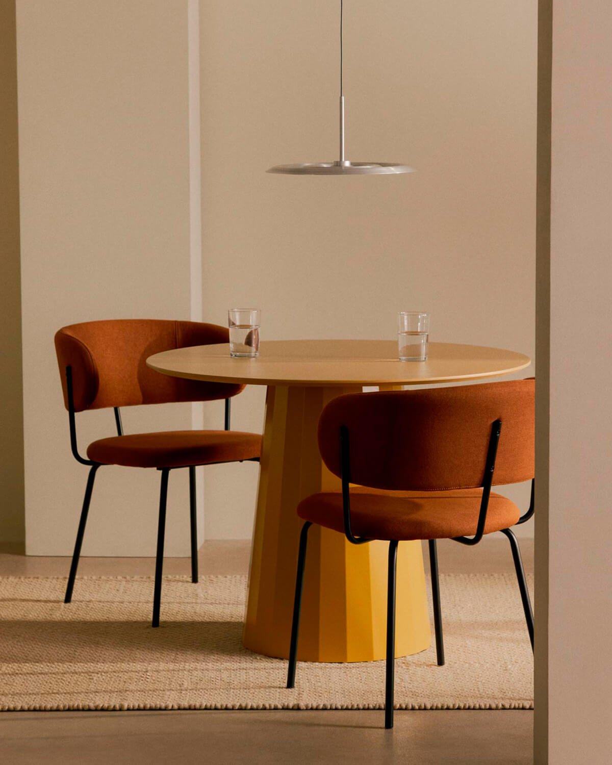 Conjunto de Mesa de Jantar em Madeira (Ø100 cm) Irem e 2 Cadeiras em Tecido Bonse, imagem de galeria 2