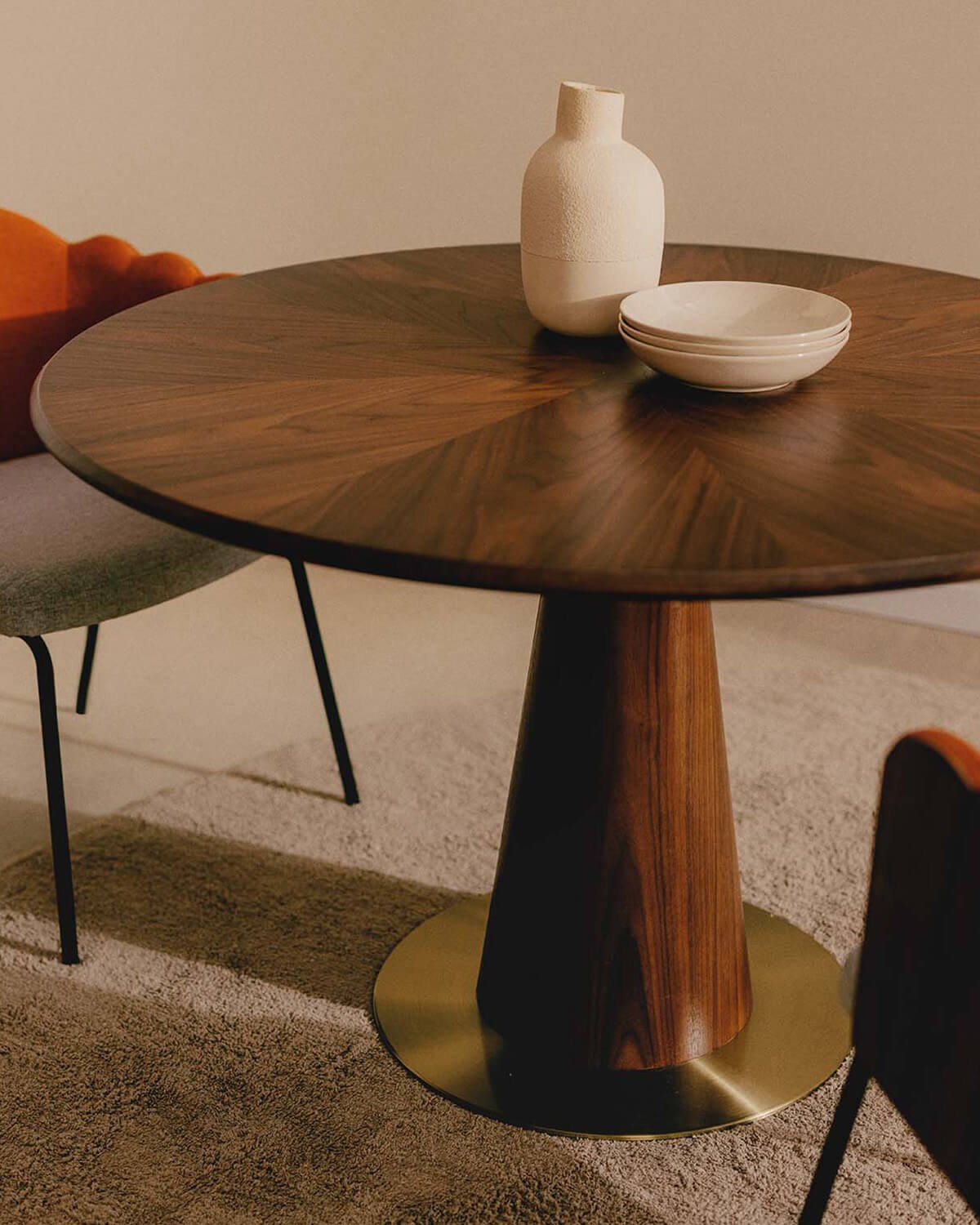 Conjunto de Mesa de Jantar Redonda em Madeira (Ø120 cm) Era e 4 Cadeiras em Tecido Rene, imagem de galeria 3