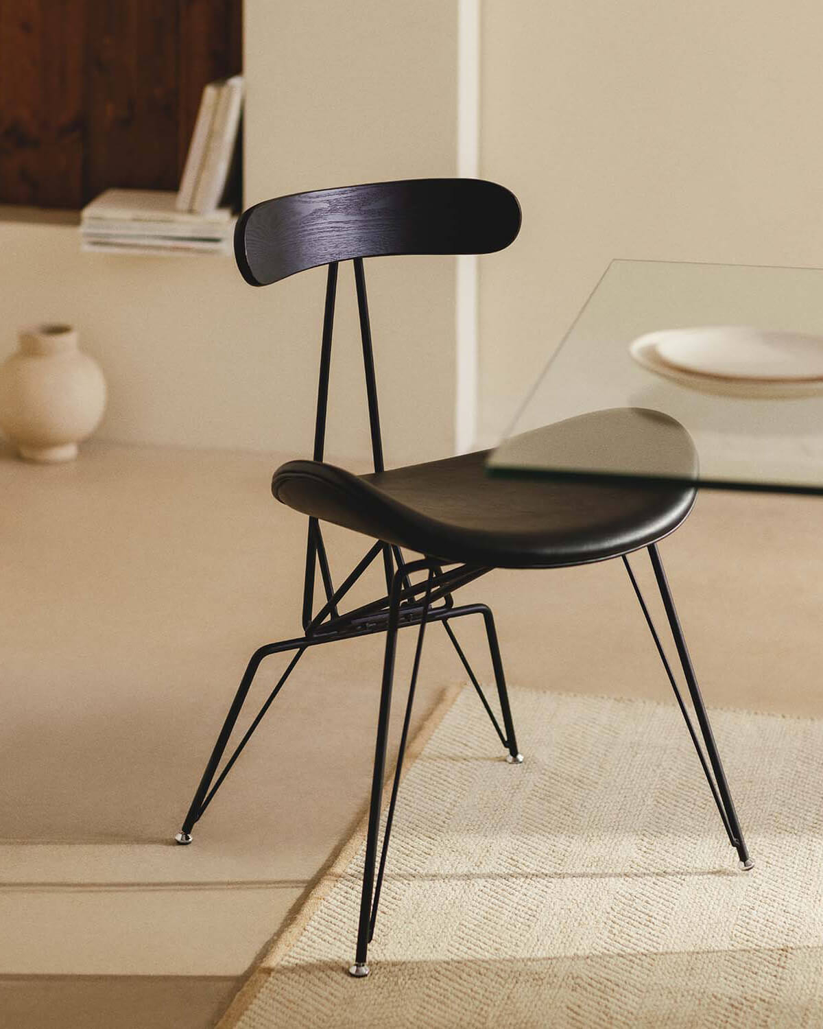 Cadeira de Jantar Brunela em Pele Sintética e Madeira, imagem de galeria 2