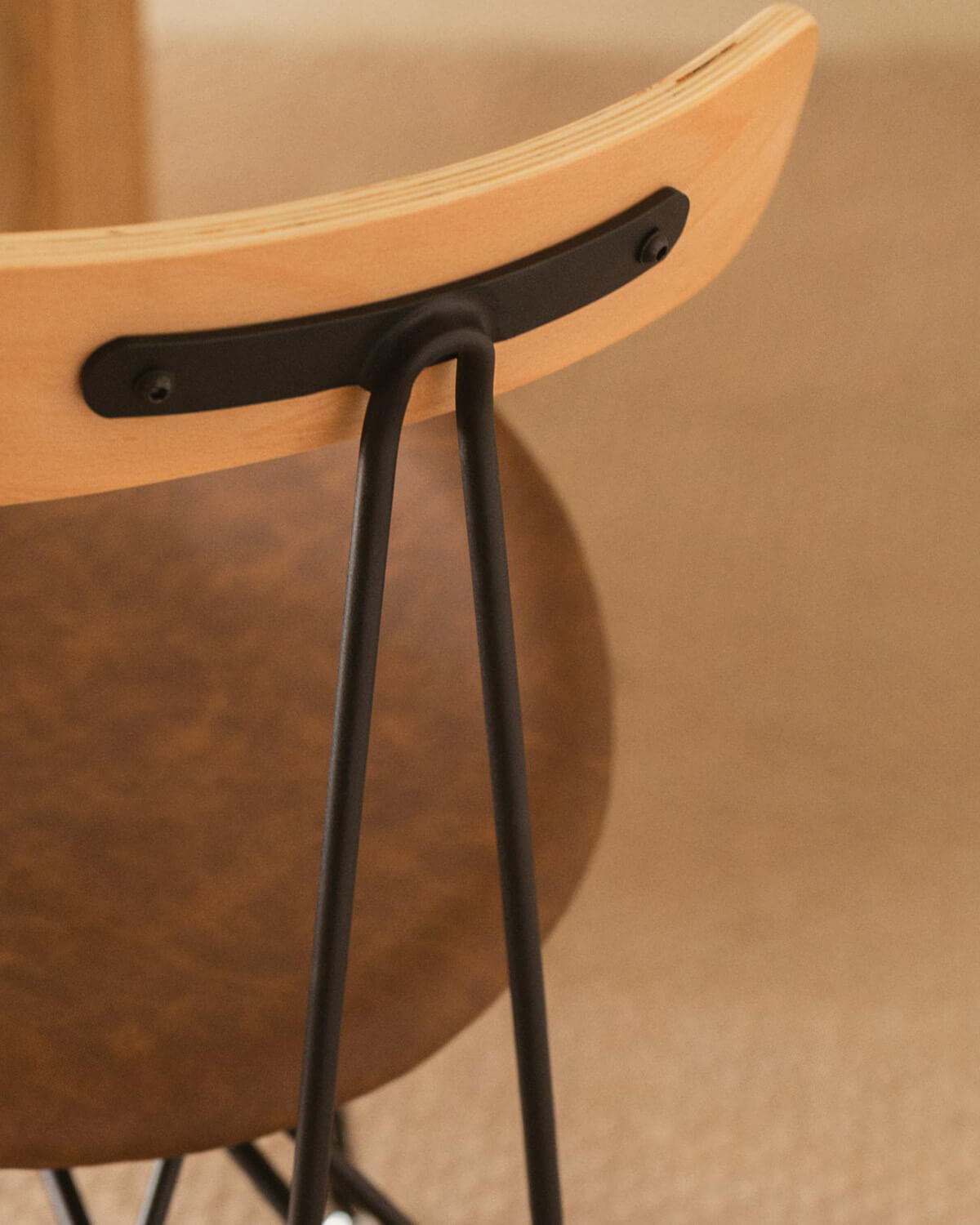 Cadeira de Jantar Brunela em Pele Sintética e Madeira, imagem de galeria 3