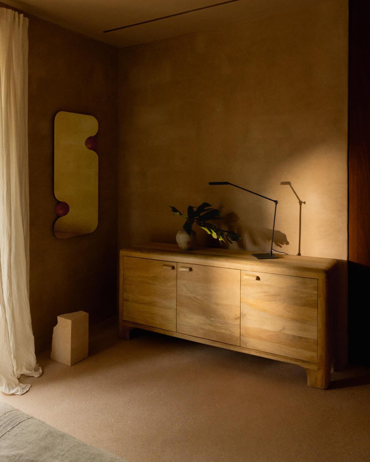 Aparador Baixo de Madeira de Mangueira com 3 portas Reichel, imagem de galeria 2