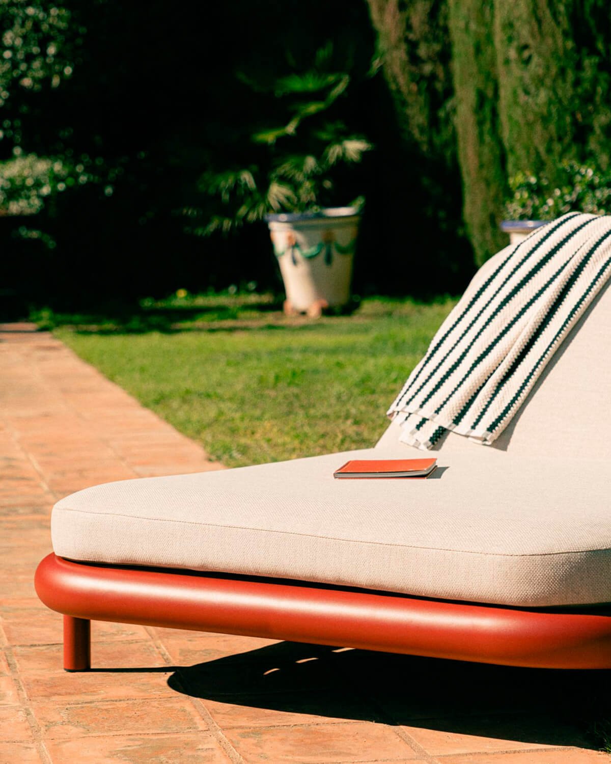 Espreguiçadeira Reclinável Dupla de Alumínio com Almofada de Tecido Cheryl, imagem de galeria 3