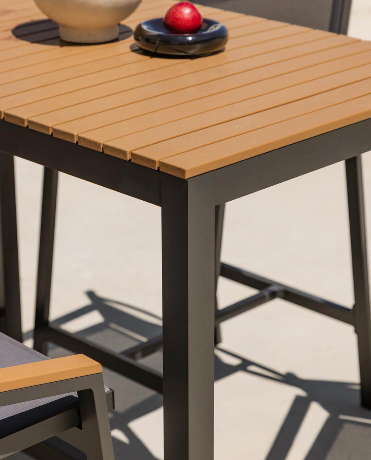 Conjunto de Mesa Alta (130x70 cm) e 4 Bancos Altos de Alumínio para Exterior Korce, imagem de galeria 3