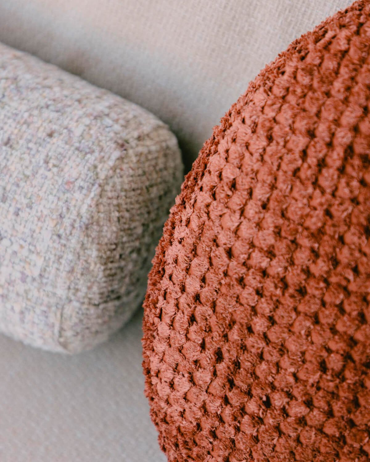 Almofada Redonda de Tecido (Ø45 cm) Pompons, imagem de galeria 3