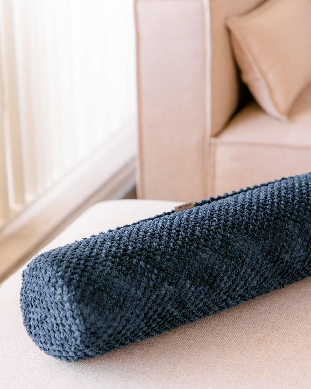 Almofada Cilíndrica de Tecido (63xØ15 cm) Pompons, imagem de galeria 2