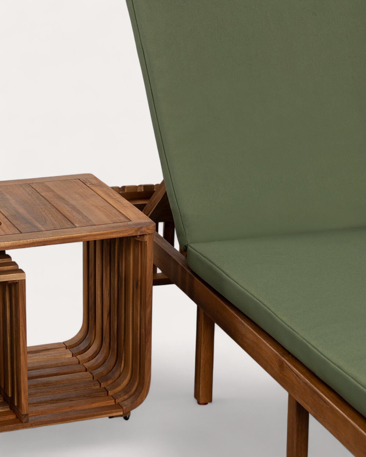 Conjunto com espreguiçadeira e mesa de apoio 45x45 cm em madeira de acácia Hazan, imagem de galeria 5