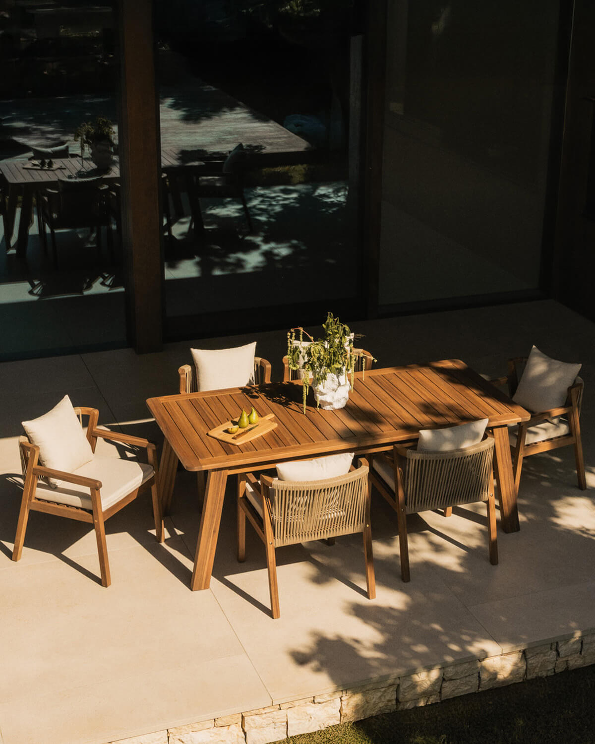 Mesa Retangular para Área Externa (200x95 cm) e 6 Cadeiras com Braços de Madeira de Acácia Cael, imagem de galeria 2