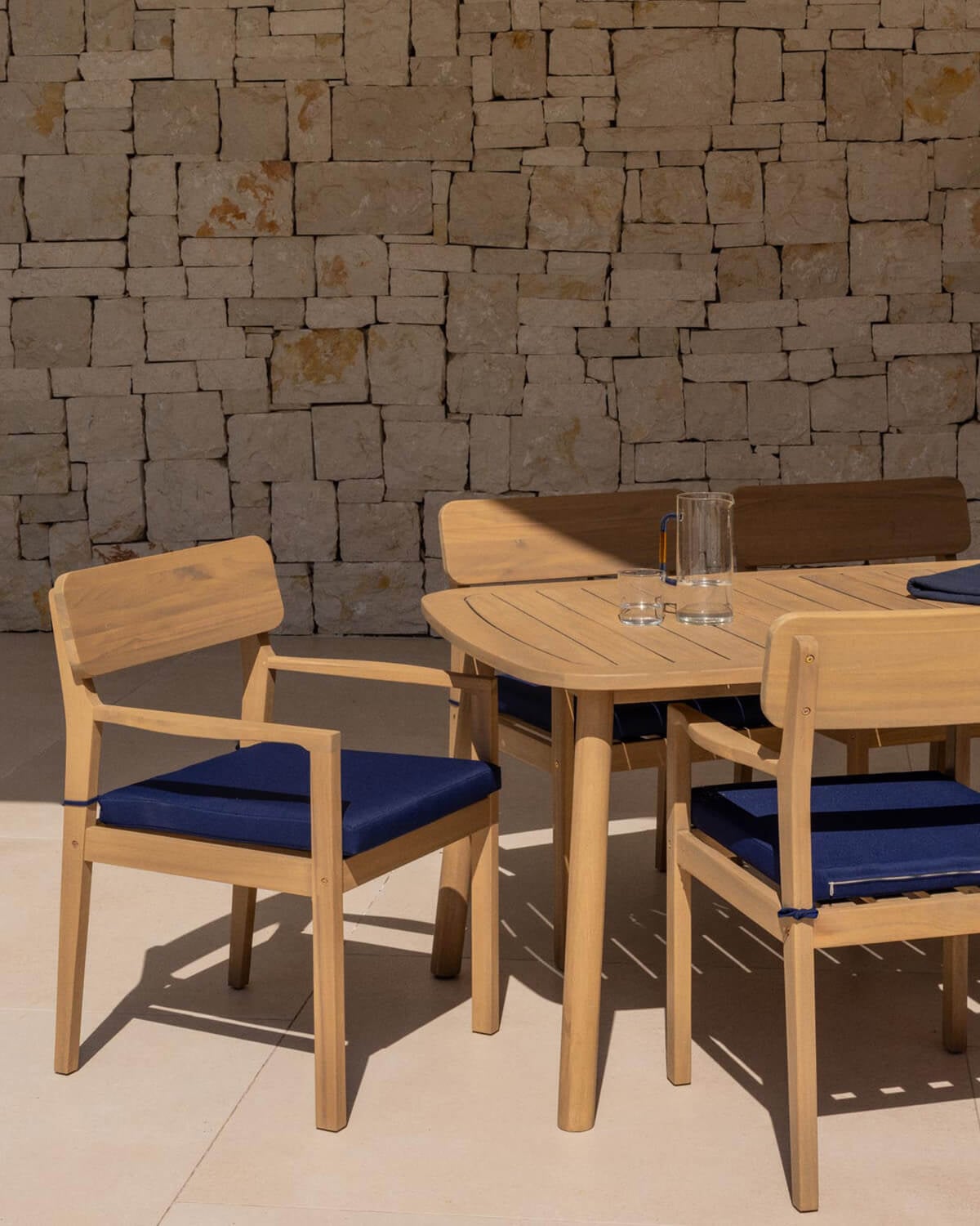 Conjunto com mesa retangular 180x100 cm e 6 cadeiras de exterior com apoios de braços em madeira de acácia Mirla, imagem de galeria 3