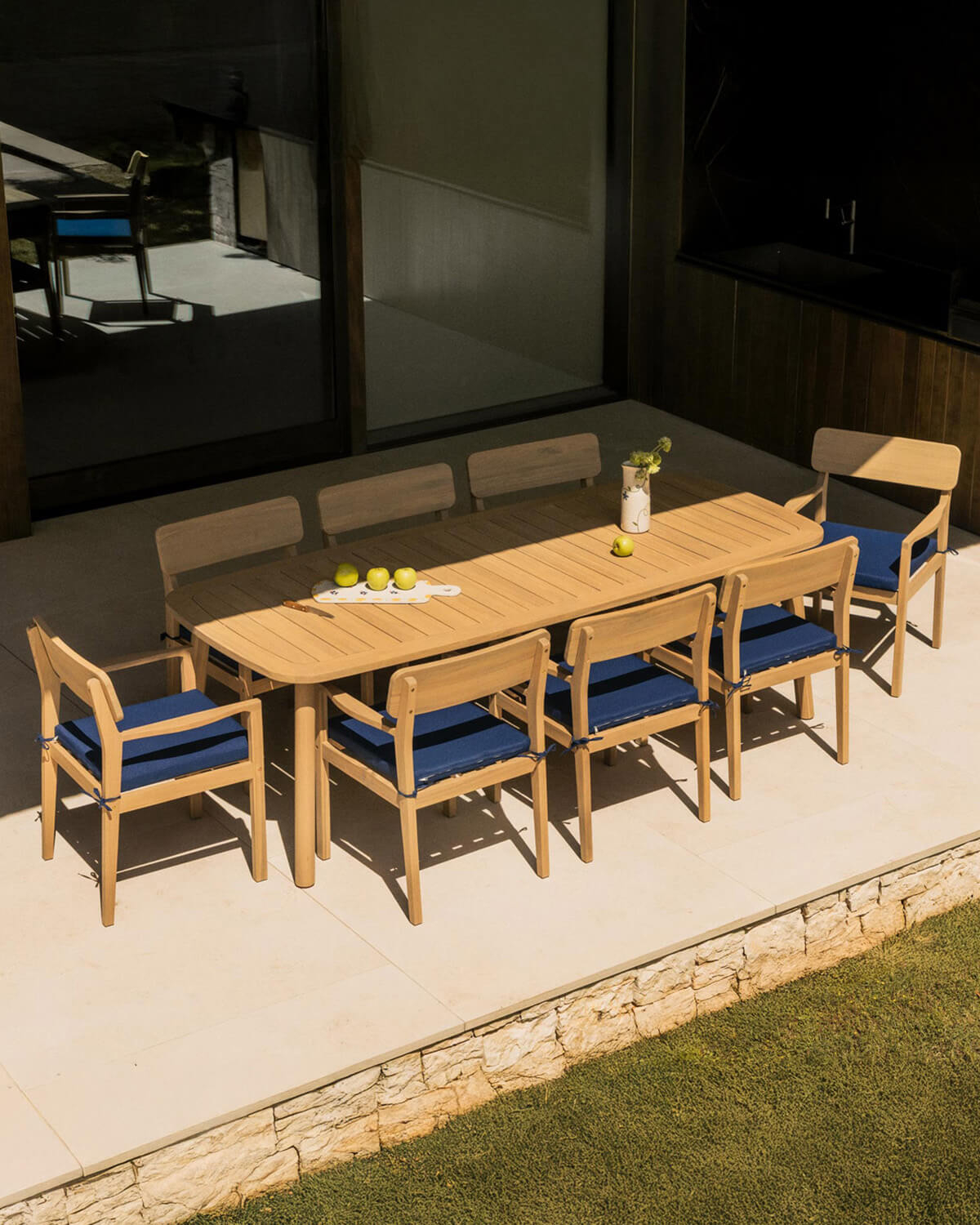 Conjunto com mesa retangular 240x100 cm e 8 cadeiras de exterior com apoios de braços em madeira de acácia Mirla, imagem de galeria 2