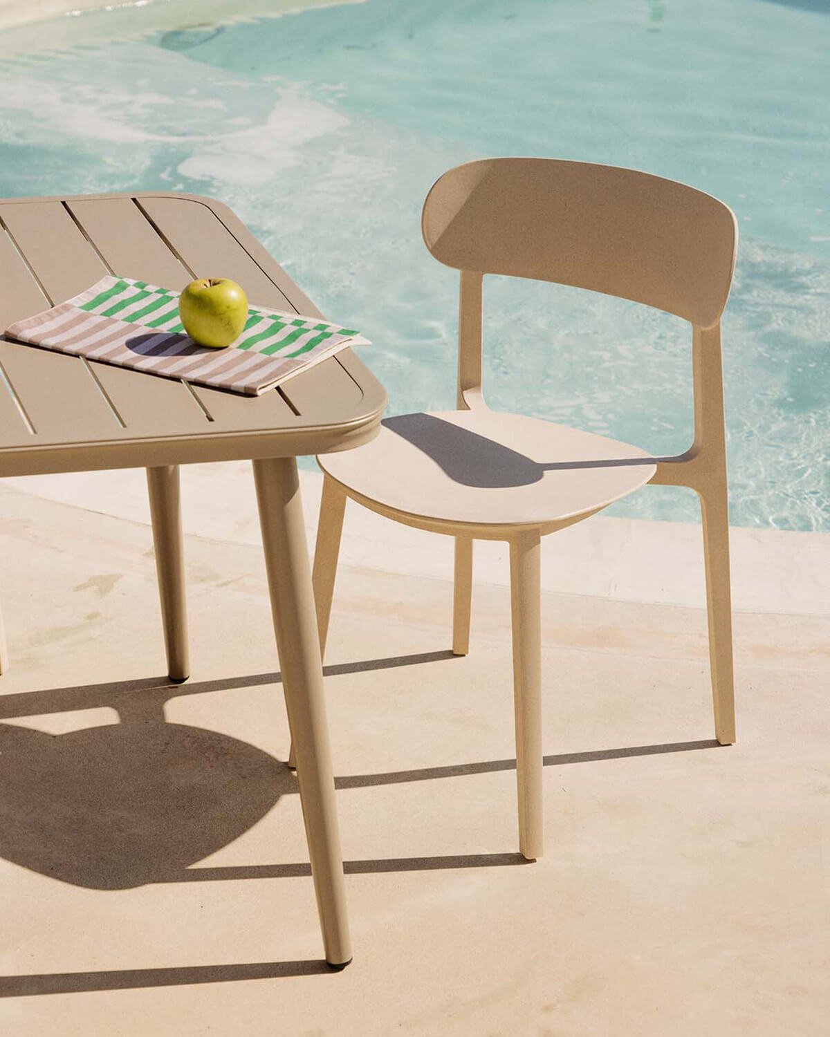 Conjunto de Mesa Retangular de Alumínio (160x90 cm) Cancun e 6 Cadeiras de Polipropileno para Área Externa Briel, imagem de galeria 3