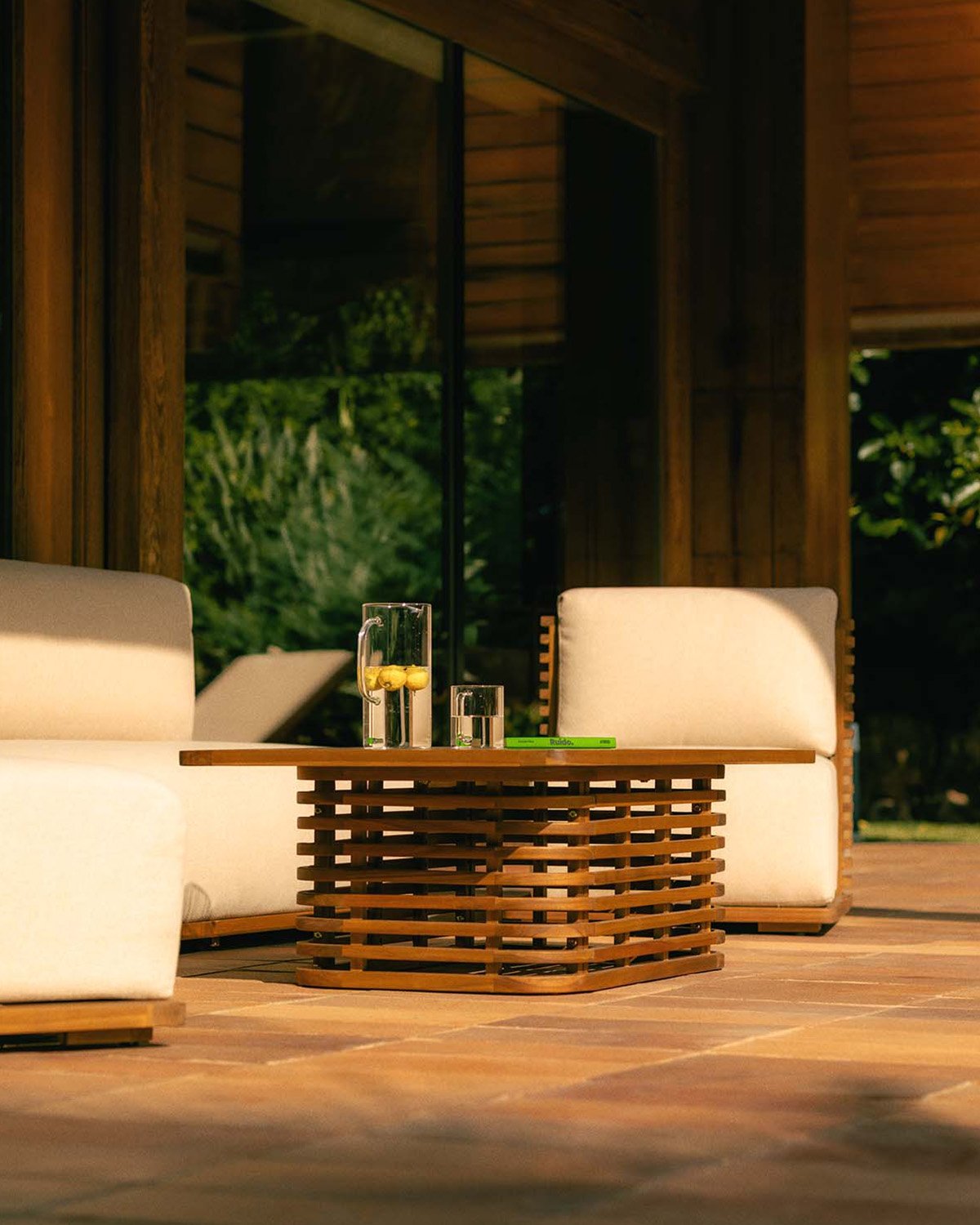 Conjunto de jardim com Sofá de 3 Lugares, 2 Poltronas e Mesa de Centro em Madeira de Acácia e Tecido Hazan, imagem de galeria 3