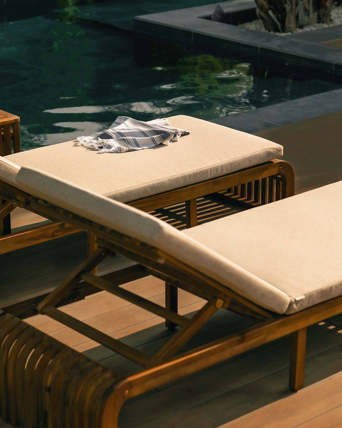 Set de 2 Espreguiçadeiras e Mesa Lateral em Madeira de Acácia (45x45 cm) Hazan, imagem de galeria 3