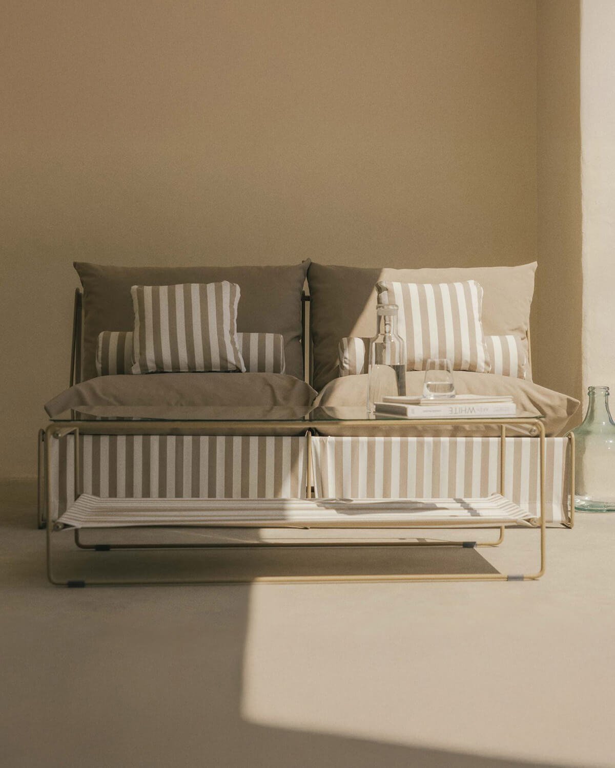 Sofá de 2 Lugares em Metal e Assento em Tecido Carpa, imagem de galeria 2