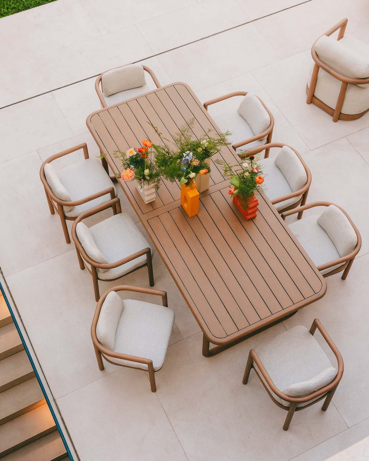 Conjunto de Mesa de Jantar Retangular (240x100 cm) e 8 Cadeiras em Madeira de Eucalipto e Tecido Elnes, imagem de galeria 2