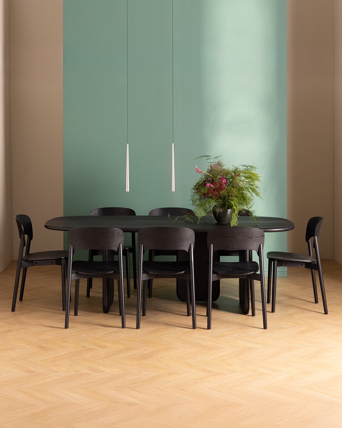 Conjunto de Mesa de Jantar Retangular (220x110 cm) Kuroen e 8 Cadeiras de Madeira por Josef, imagem de galeria 2