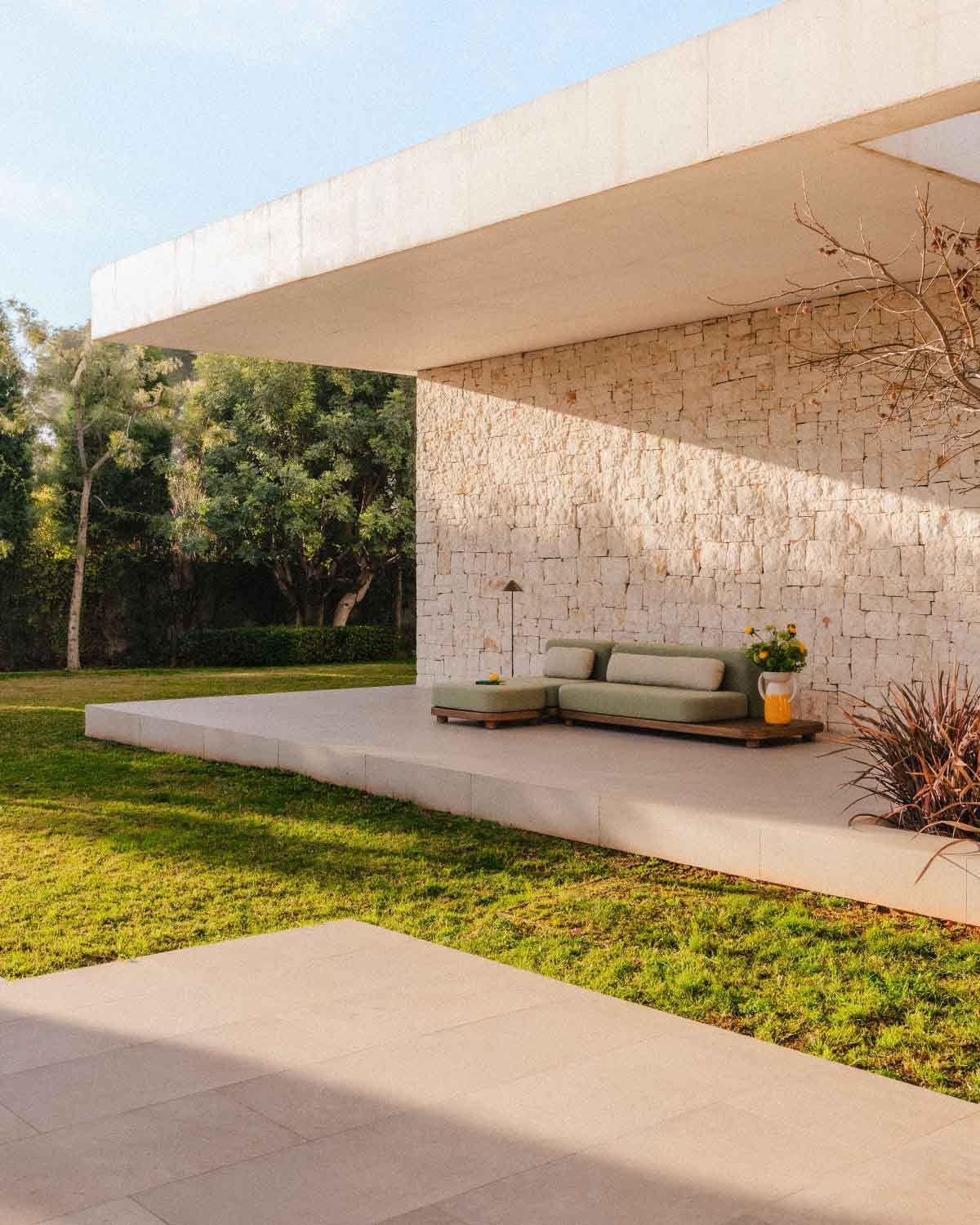 Conjunto de Sofá Modular de Jardim de 2 Peças Módulo de Sofá e Módulo Central com Otomano em Madeira de Acácia e Tecido Redik, imagem de galeria 2