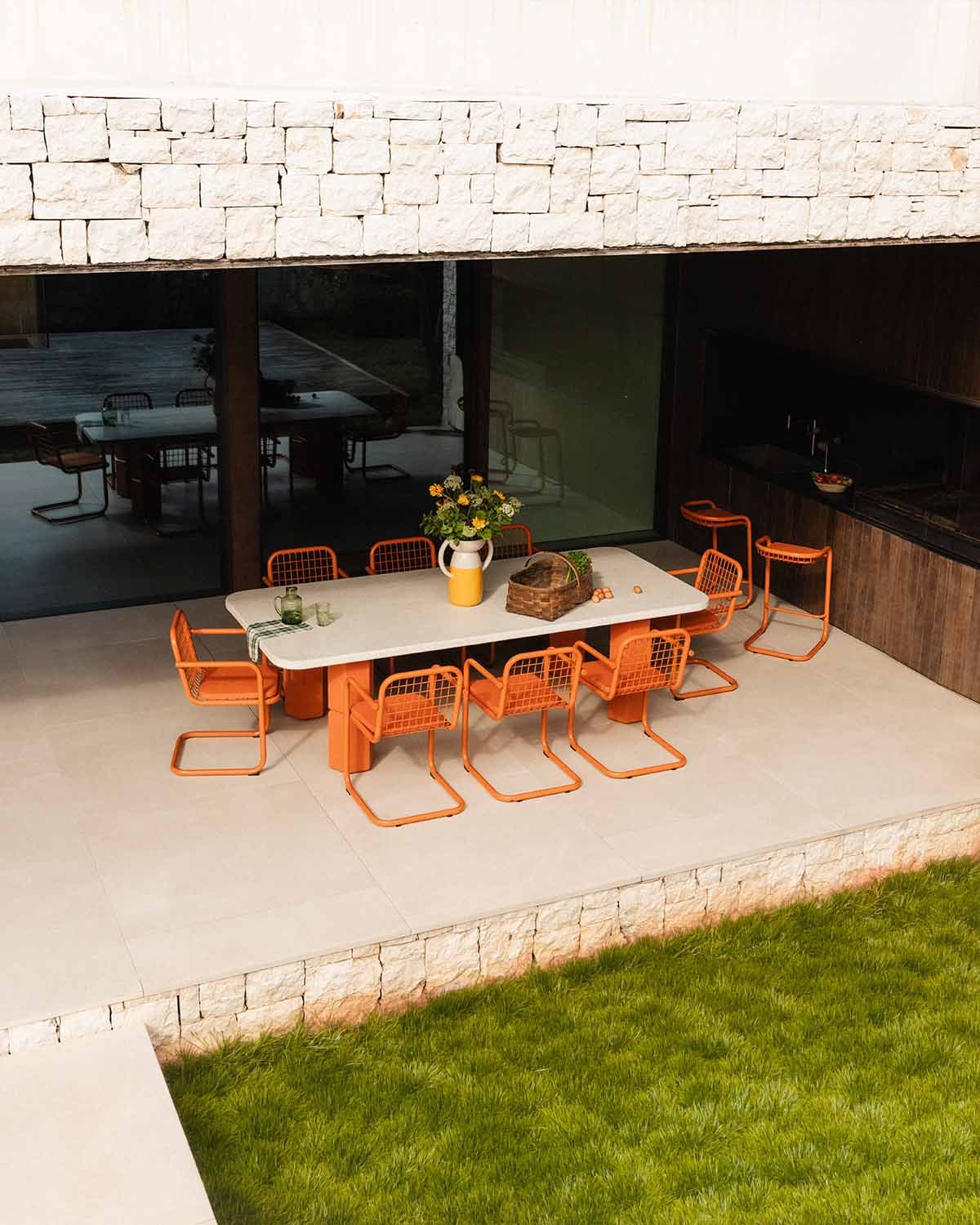 Conjunto de Mesa Retangular Ixiar em Terrazzo (270x120 cm) e 8 Cadeiras de Metal para Exterior Biaritz, imagem de galeria 2