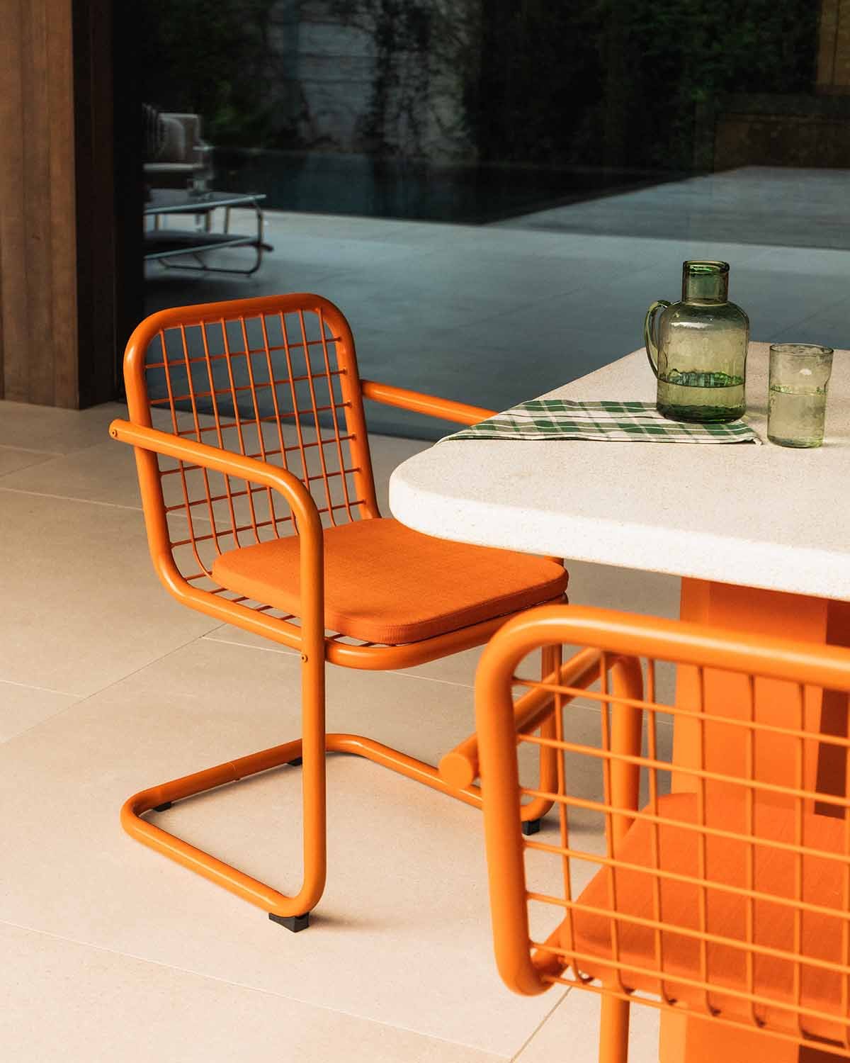 Conjunto de Mesa Retangular Ixiar em Terrazzo (270x120 cm) e 8 Cadeiras de Metal para Exterior Biaritz, imagem de galeria 3