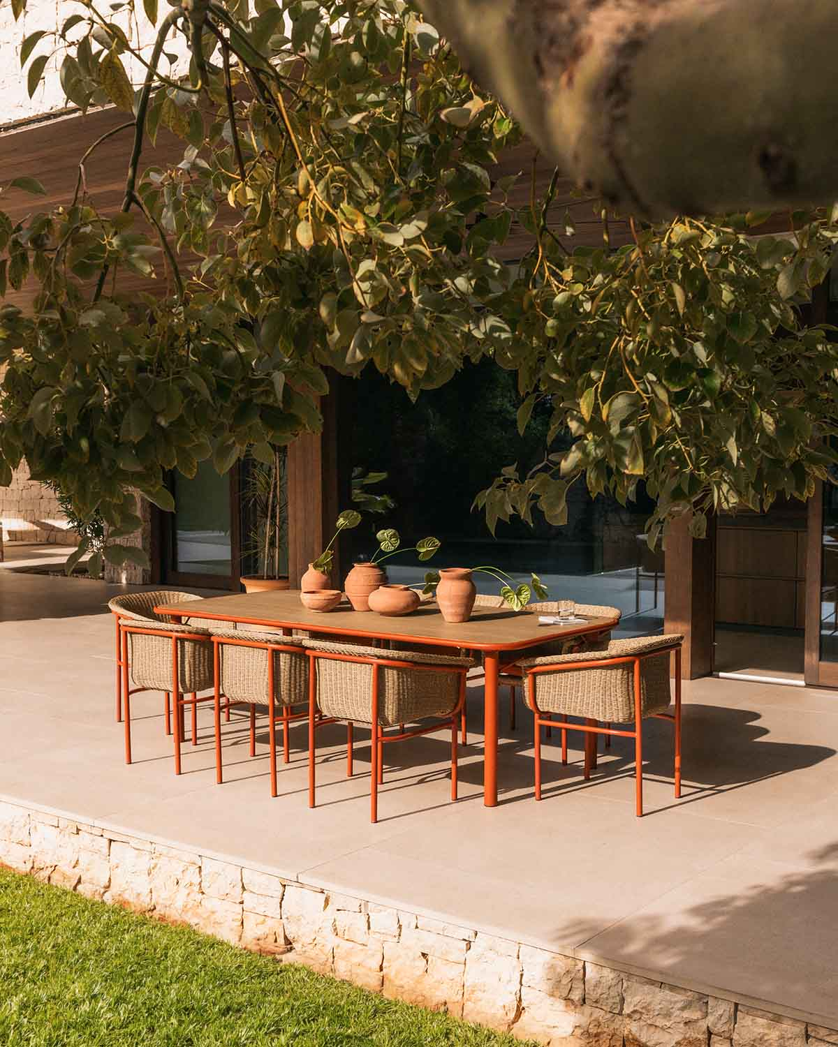 Conjunto de Mesa Retangular (240x110 cm) e 8 Cadeiras de Madeira de Acácia e Metal para Área Externa Caitlyn, imagem de galeria 2