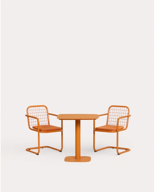Conjunto de Mesa Quadrada (70x70 cm) Zoilo e 2 Cadeiras de Metal para Exterior com Apoios de Braços Biaritz - Laranja Terra