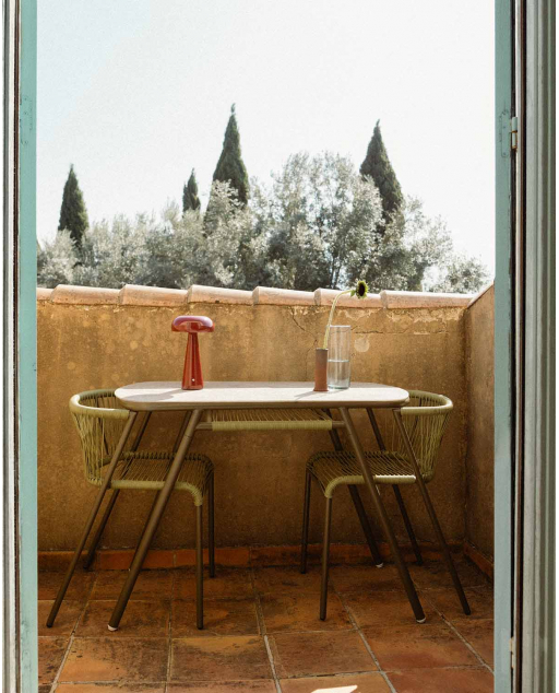 Conjunto de Mesa Oval (105x55 cm) e 2 Cadeiras Empilháveis em Metal e Rattan Sintético para uso Externo Paolo