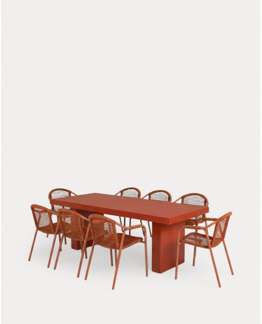 Conjunto de Mesa Retangular de Cimento (245x110 cm) Itxaso e 8 Cadeiras de Exterior com Apoios de Braço em Metal e Corda Murna - Vermelho Brick