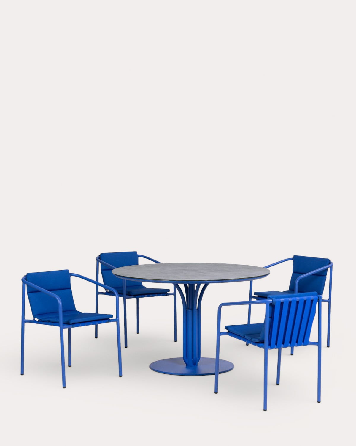 Conjunto com mesa redonda Ø120 cm Llibet e 4 cadeiras de exterior com apoios de braços em metal Vinke