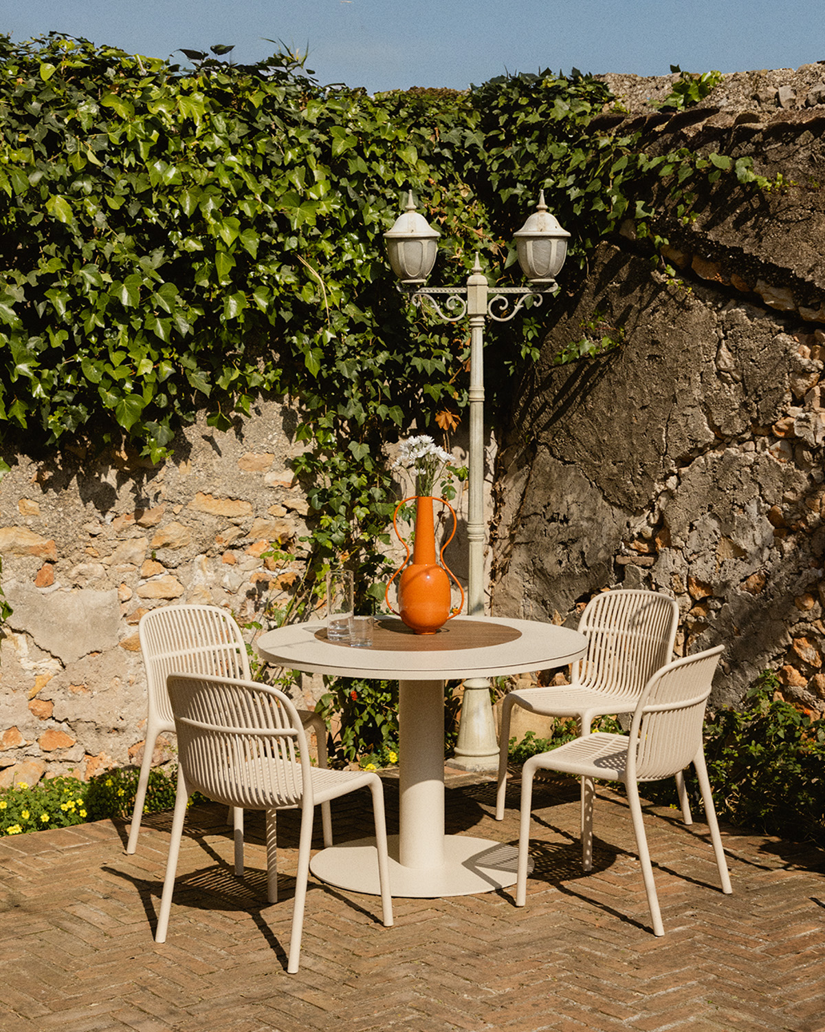 Conjunto de Mesa Redonda de Metal (Ø110 cm) Lirae e 4 Cadeiras de Polipropileno Aisha para Uso Externo, imagem de galeria 2