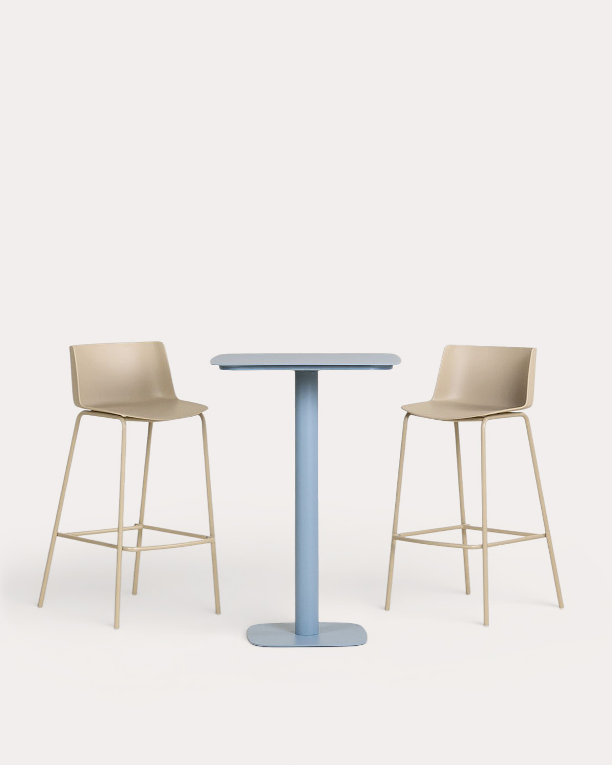 Conjunto de Mesa Alta Quadrada de Metal (70x70 cm) Zoilo e 2 Banquetas Altas de Polipropileno (74 cm) Meivy para Externo