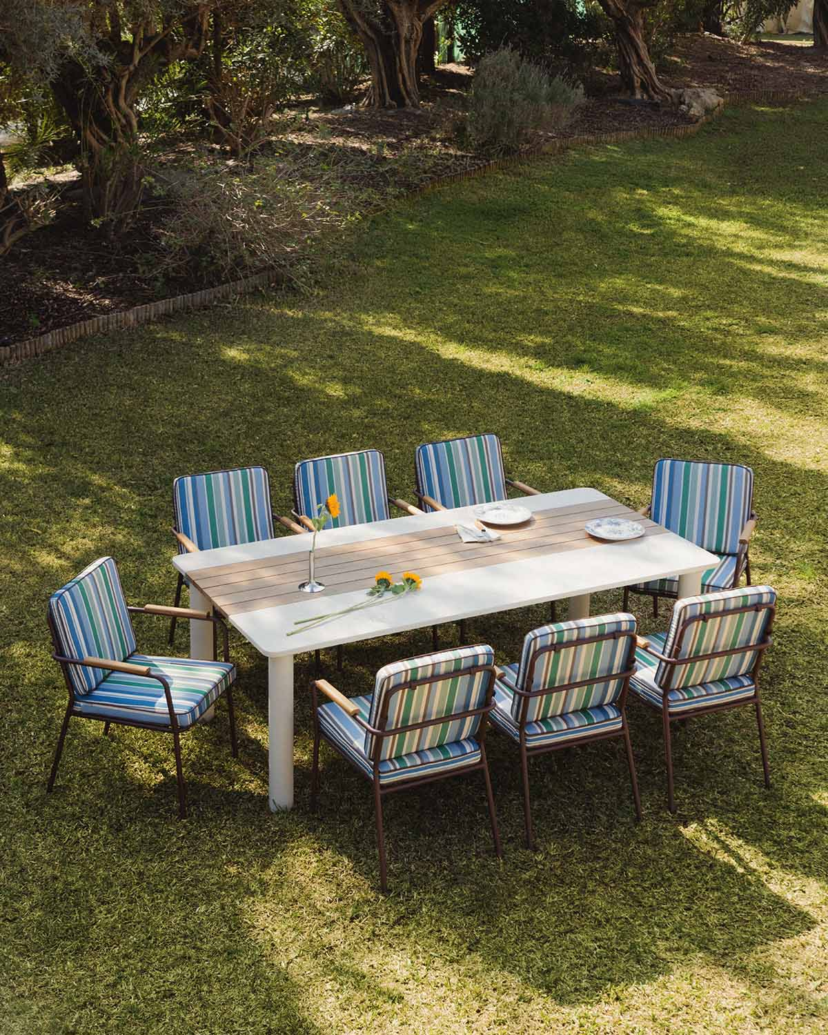 Conjunto de Mesa Retangular (220x110 cm) Lirae e 8 Cadeiras em Metal e Madeira com Apoio de Braços Edimbra para Uso Externo, imagem de galeria 2