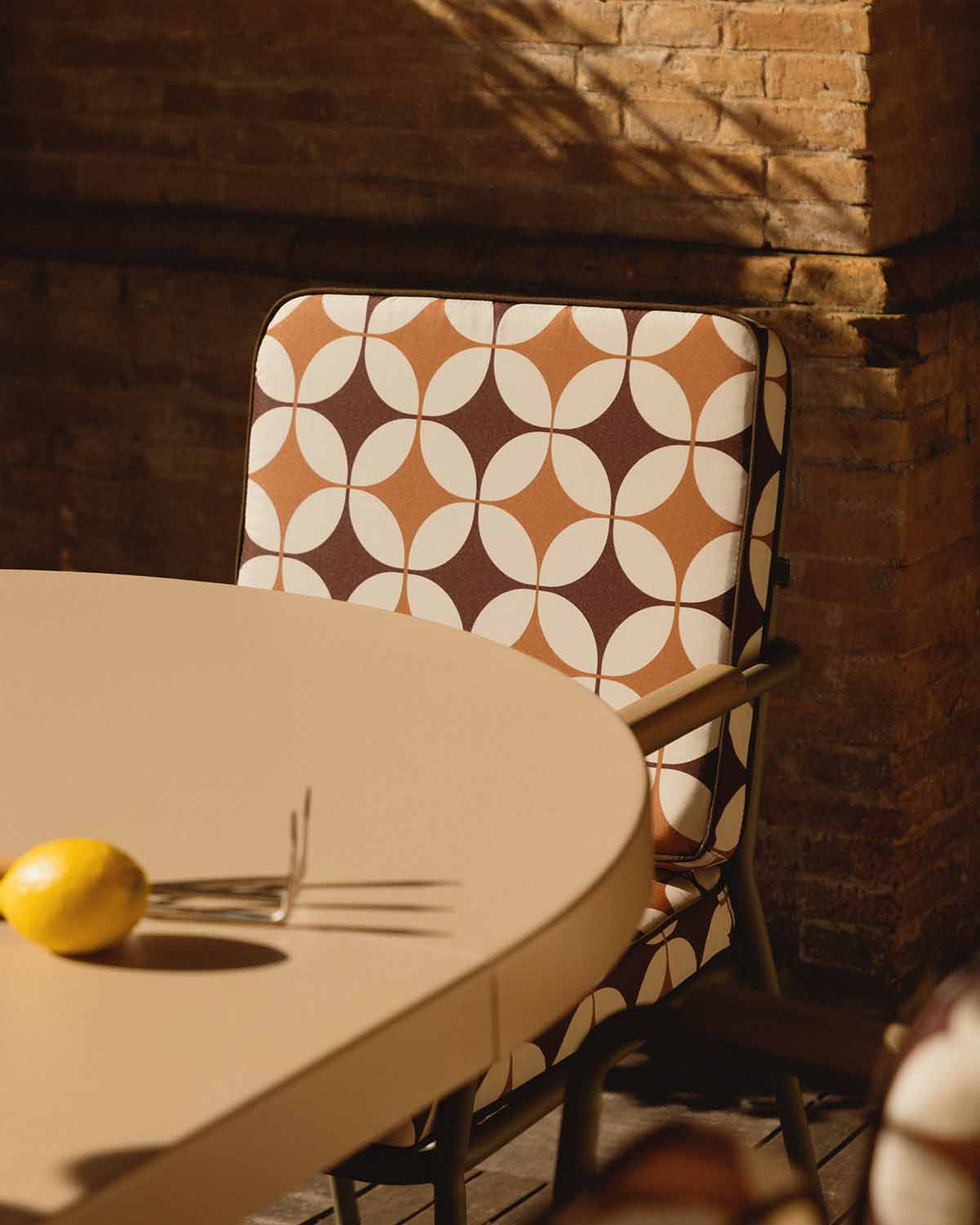 Conjunto de Mesa Extensível Beca (Ø120-240x120 cm) e 8 Cadeiras de Metal para Exterior Edimbra, imagem de galeria 6