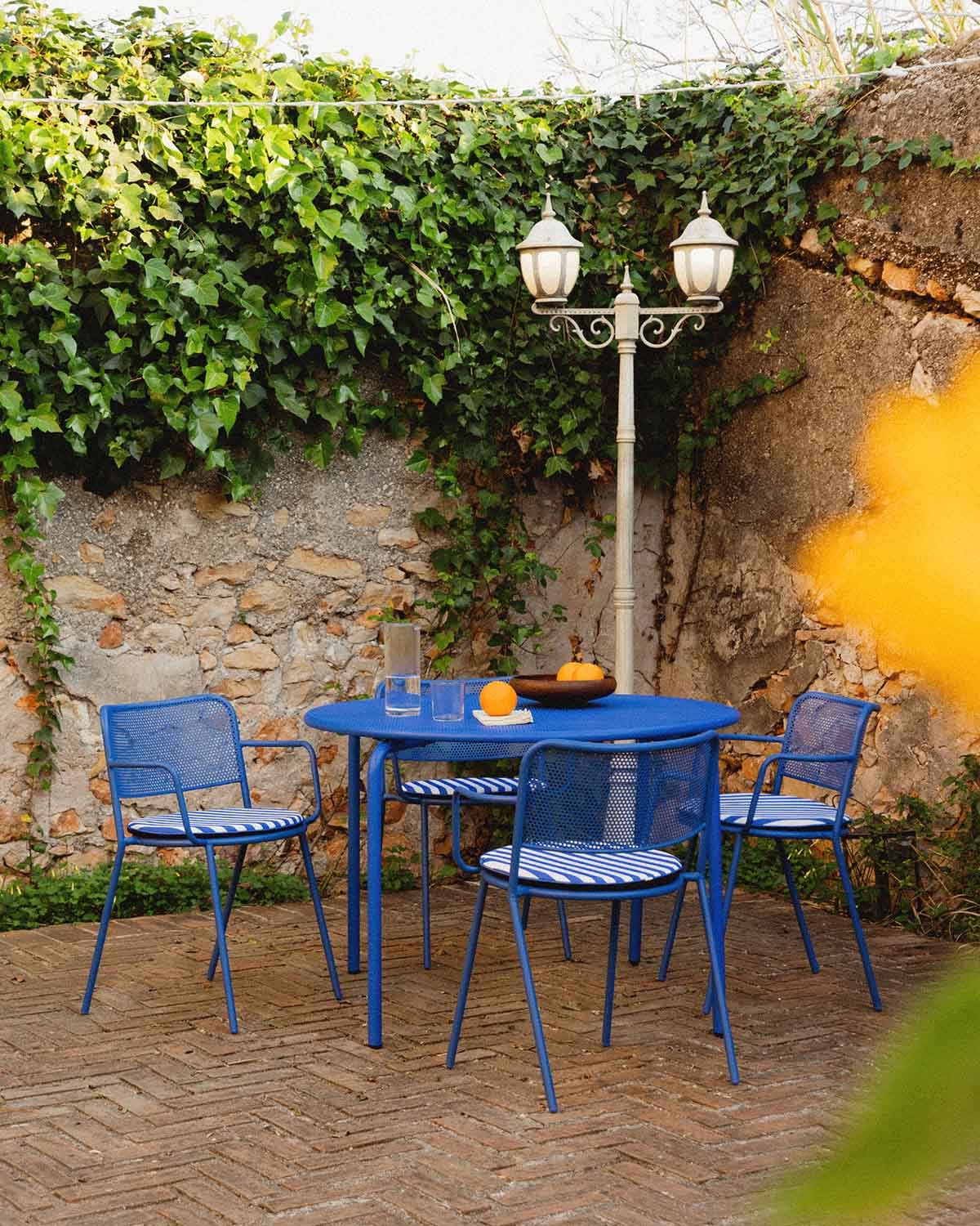 Conjunto composto por Mesa Redonda (Ø110 cm) e 4 Cadeiras com Apoios de Braços em Metal Dorothea para Exterior, imagem de galeria 2