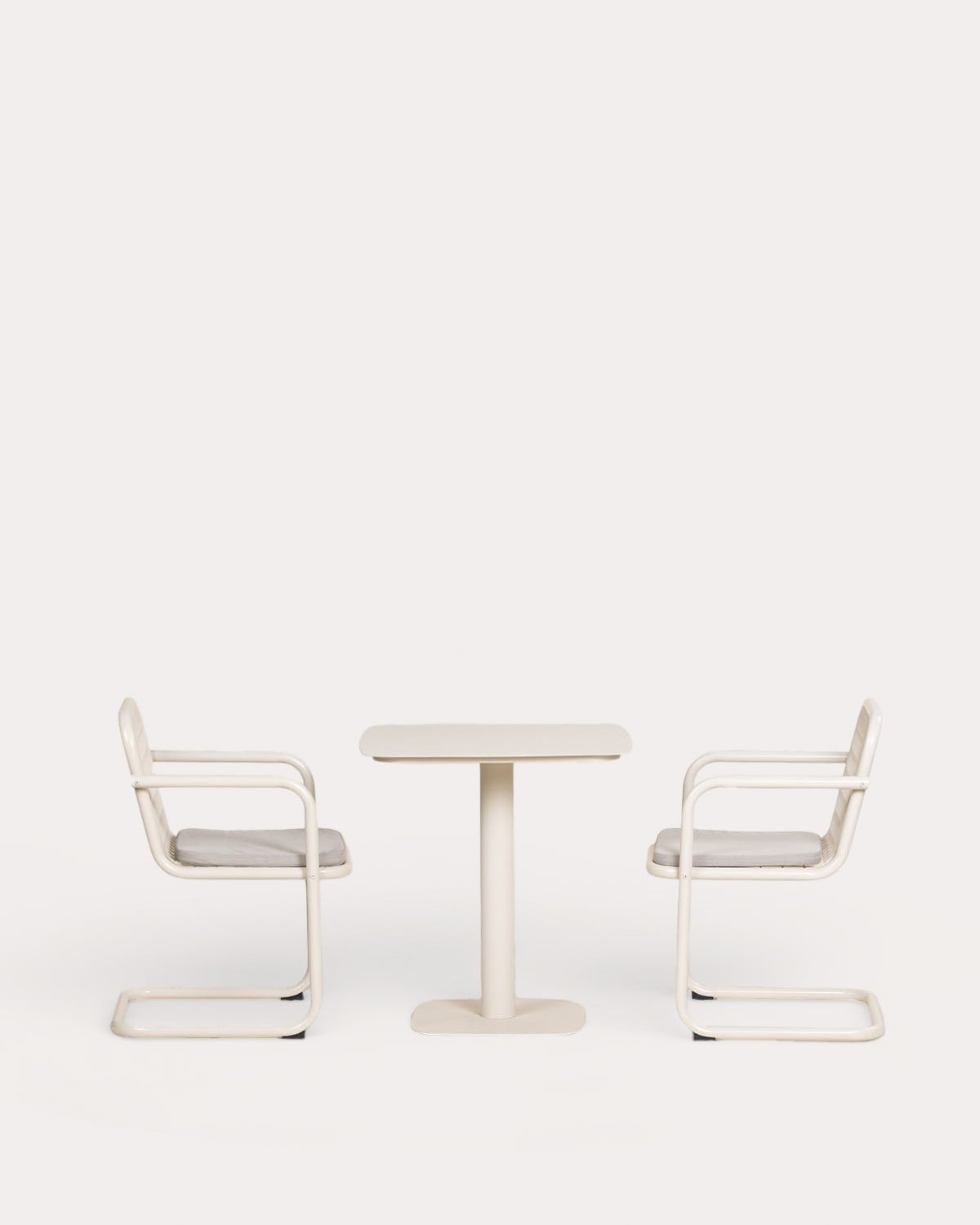 Conjunto de Mesa de Jantar Quadrada (70x70 cm) Zoilo e 2 Cadeiras com Braços em Metal Biaritz, imagem de galeria 2