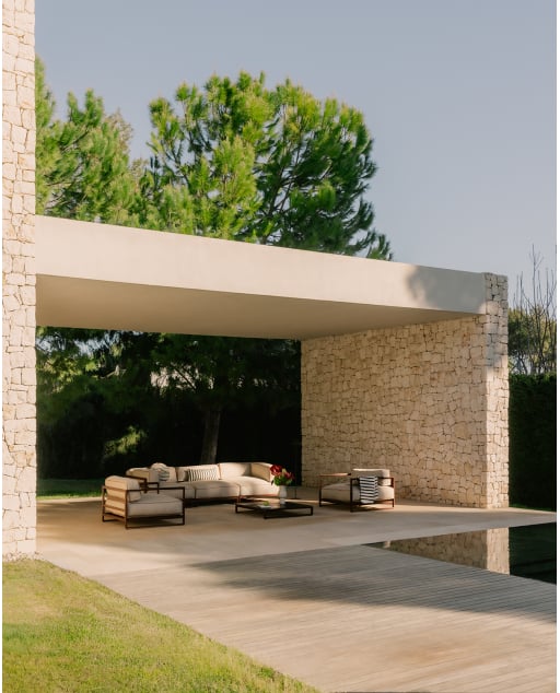 Conjunto de Jardim com 2 Módulos de Canto, Módulo Central, 2 Poltronas e Mesa de Centro em Metal e Tecido Kristen
