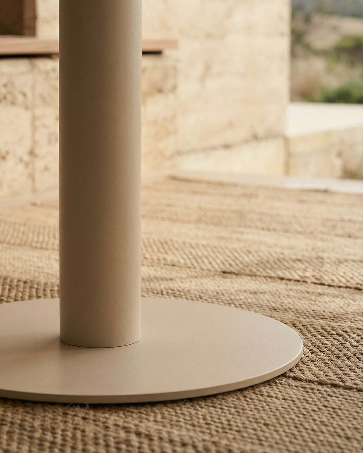 Conjunto de Mesa Alta Redonda (Ø70 cm) Banon e 2 Banquetas Altas de Alumínio (74 cm) Drian para Uso Externo, imagem de galeria 8