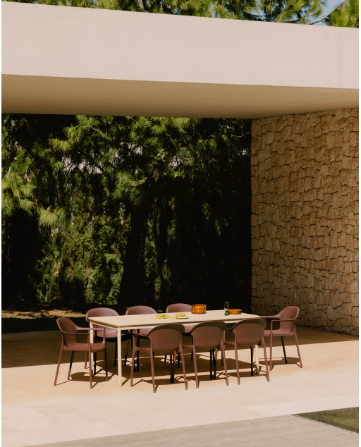 Conjunto de Mesa Retangular de Metal (200x90 cm) Dessie e 8 Cadeiras em Polipropileno Juana de Exterior