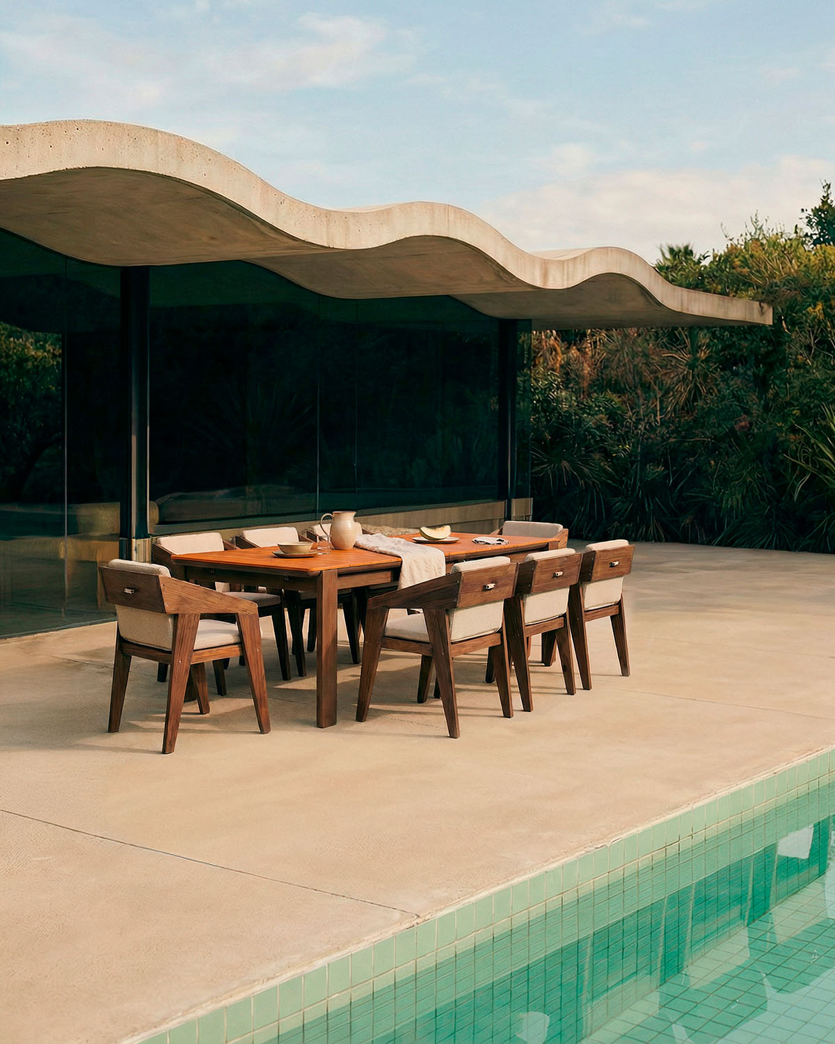 Conjunto de Mesa Retangular Extensível (225-330x100 cm) Ubel e 8 Cadeiras de Braço em Madeira de Acácia Tanon para Uso Externo, imagem de galeria 2
