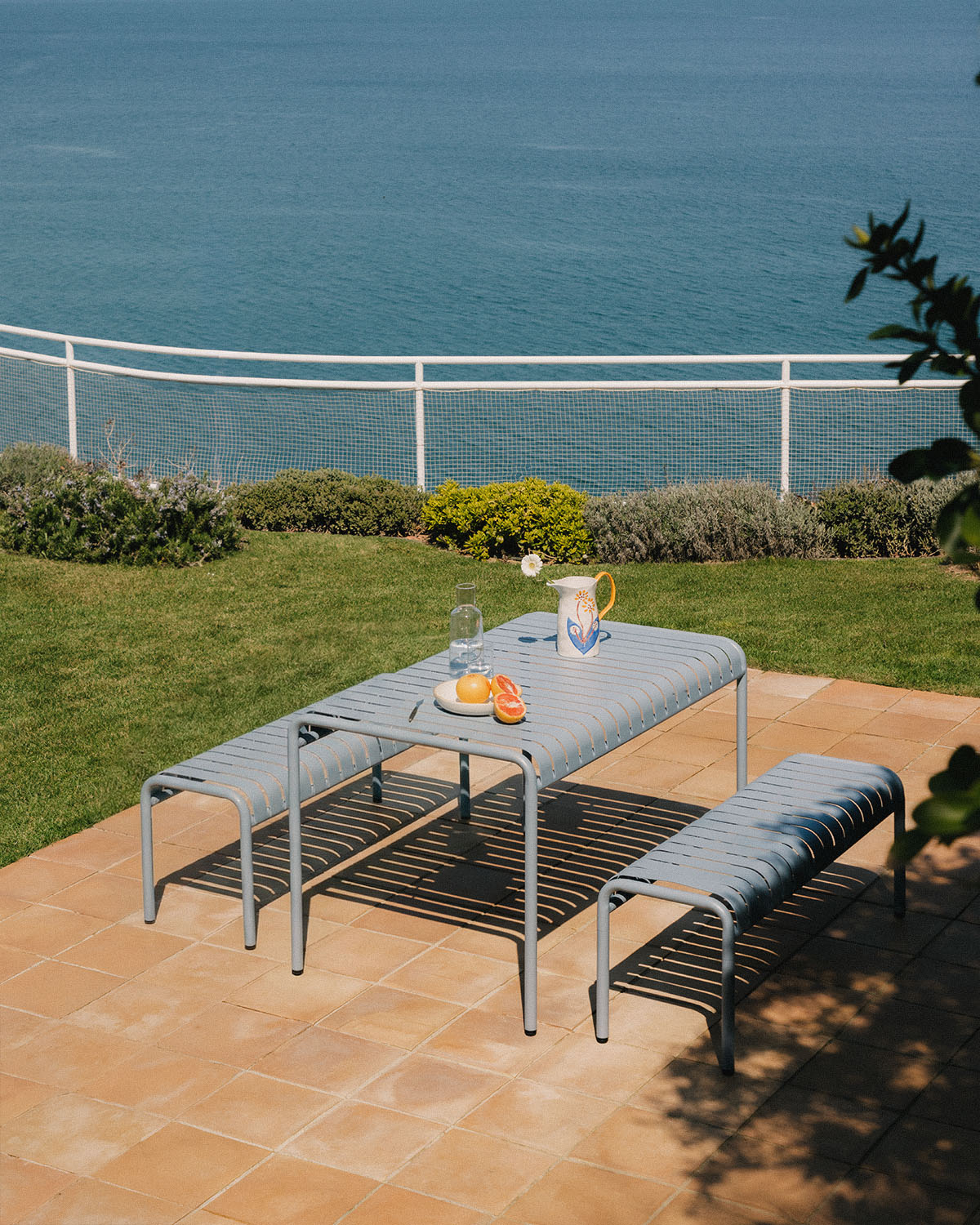 Conjunto de Mesa Retangular para Exterior (130x80 cm) e 2 Bancos de Metal Tavo, imagem de galeria 2