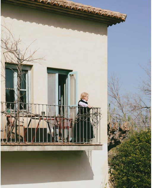 Conjunto de Mesa Oval (105x55 cm) e 2 Cadeiras Empilháveis em Metal e Rattan Sintético para uso Externo Paolo